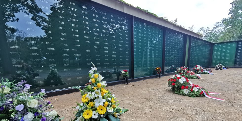 Gedenkenandacht am 27. Januar 2025 um 17.00 Uhr an der Erinnerungswand auf dem Städtischen Friedhof Altglienicke